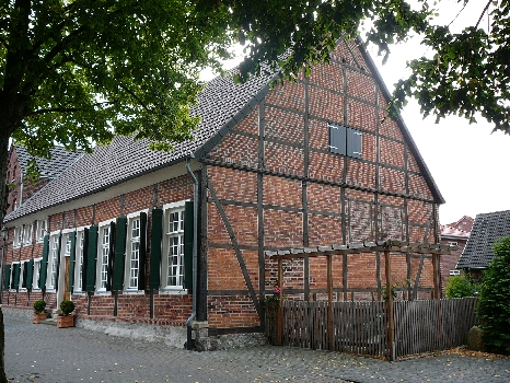 Aussenansicht mit Hausfront und Nordgiebel