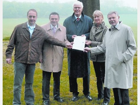 berreichte einen Frderbescheid: Regierungsprsident Dr. Peter Paziorek (Mitte) an Brgermeister Dietmar Bergmann (2.v.l.) und stellv. Brgermeisterin Maria Schulte-Loh (2.v.r.) im Beisein von Landrat Konrad Pning (links) und Thomas Zimmermann (rechts) vom Naturschutzzentrum.