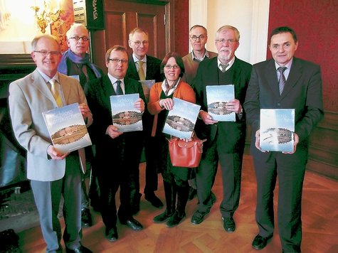 Gemeinsamer Kraftakt: Heimatverein-Vorsitzender Hubert Kersting (v.l.), Dr. Ulrich Schfer (Deutscher Kunstverlag), Burkhard Mummenhoff, Sohn des verstorbenen Autors, Co-Autor Dr. Gerd Dethlefs, Juliane Wllner, Tochter des Autors, Fotograf Andreas Lechtape, Fachhochschul-Direktor Franz-Josef Flacke und Nordkirchens Brgermeister Dietmar Bergmann bei der Buchprsentation. J